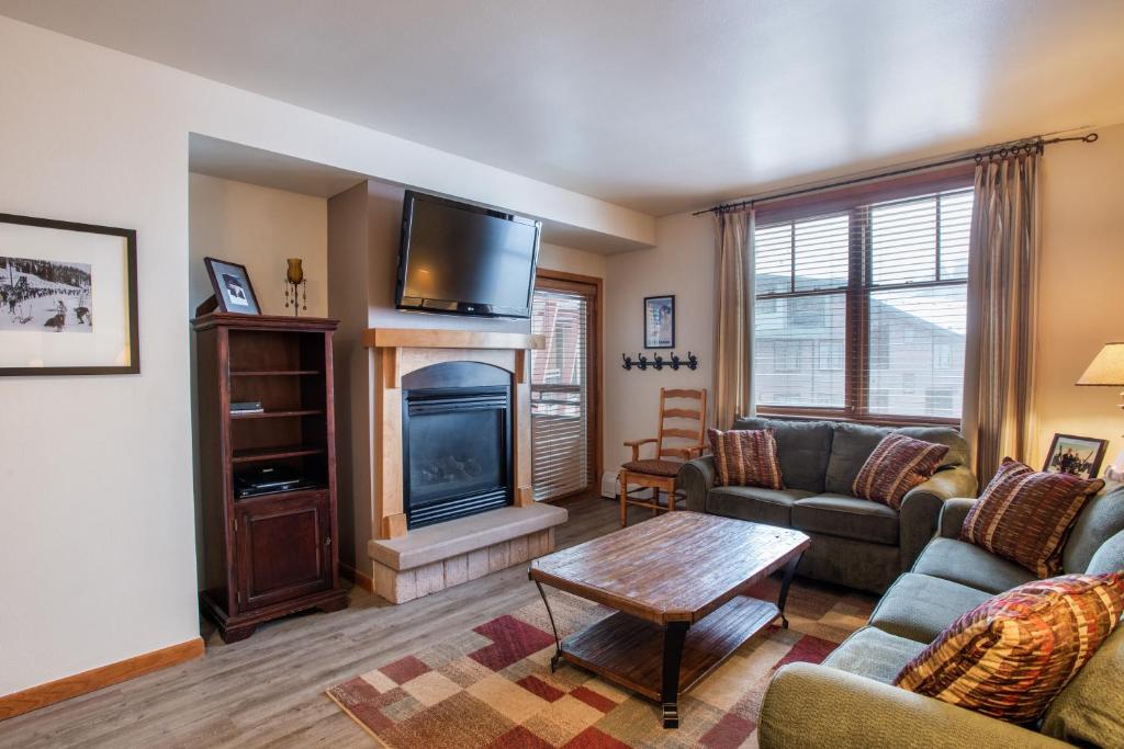 sala de estar con sofá y chimenea en Terrific Zephyr Mountain Lodge Condo With Beautiful Views of the Continental Divide near Mountain condo, en Winter Park