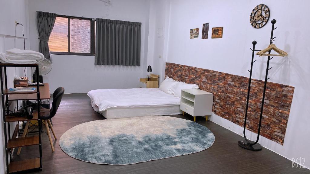 羅東鎮的住宿－Ck獨立房源公寓，一间卧室设有两张床和砖墙