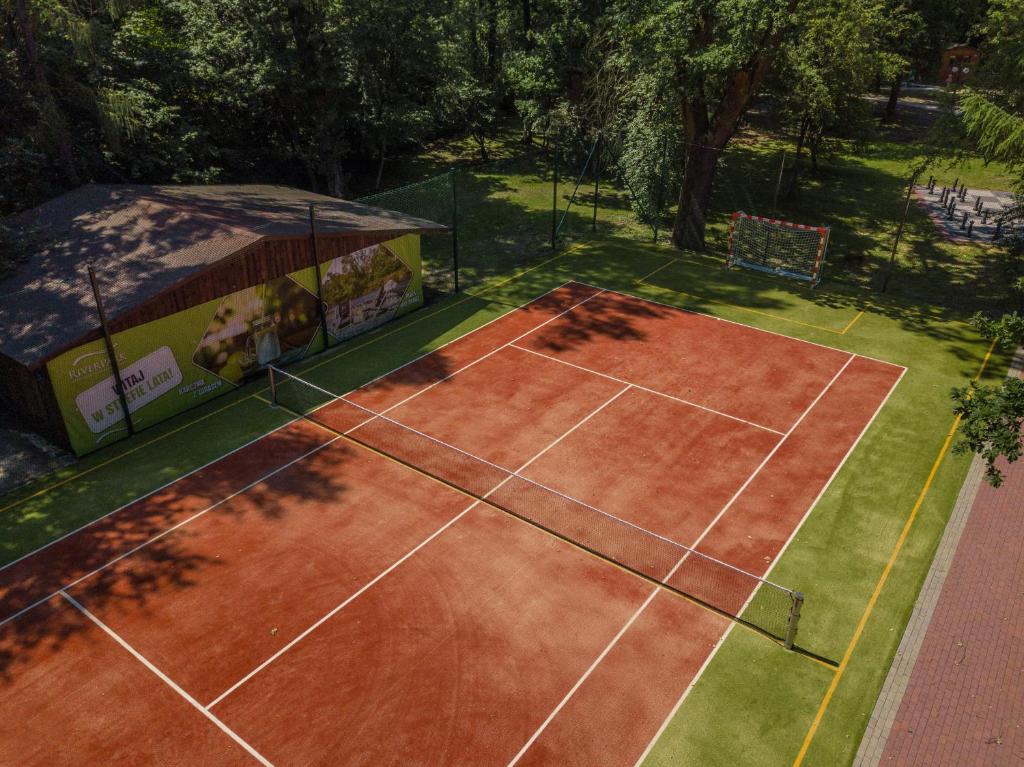 Tenis alebo squash v ubytovaní Apartamenty wśród drzew River Park alebo jeho okolí