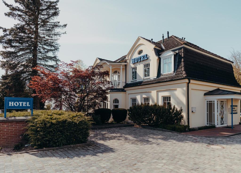 ein Haus mit einem Hotelschild davor in der Unterkunft Hotel Jungclaus in Wentorf bei Hamburg