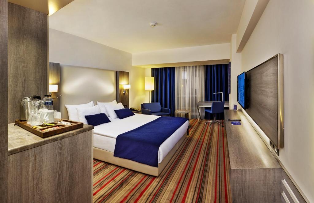 Ramada Plaza By Wyndham Izmir - Deluxe Queen Room