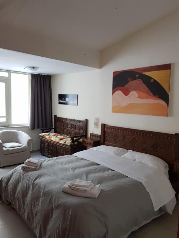 una camera da letto con un letto grande con due asciugamani sopra di B&B Soriano44 a Napoli