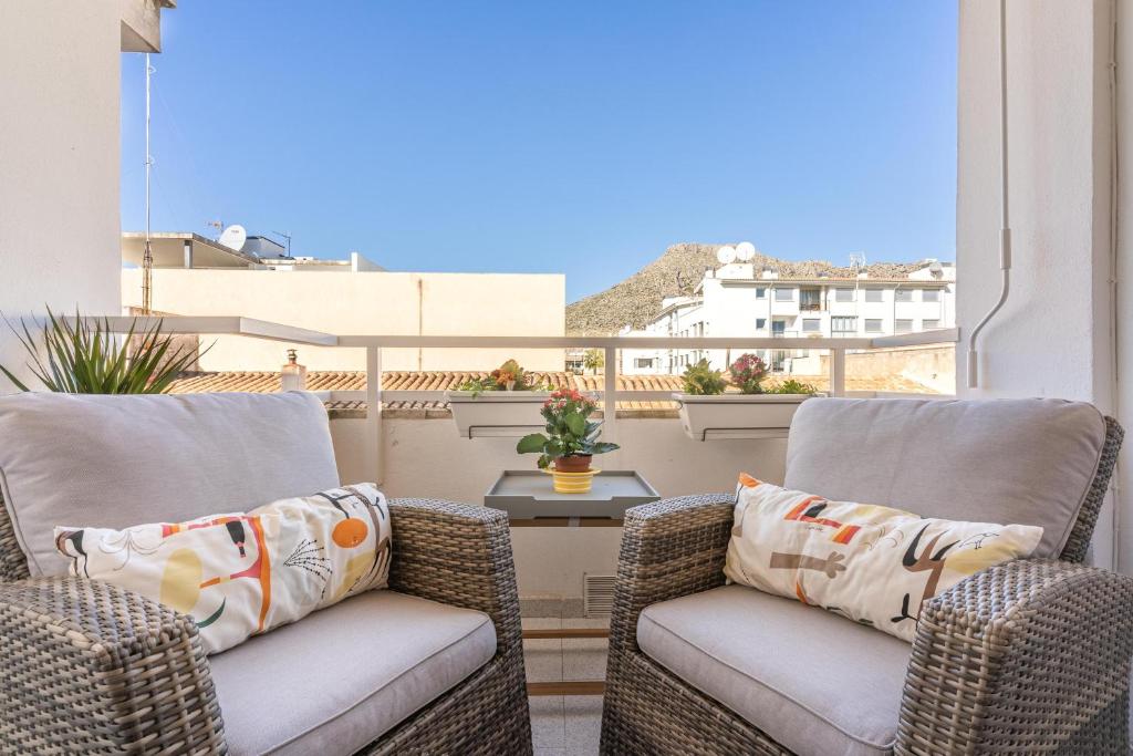 un patio con 2 sillas y una mesa en el balcón en Formentorgloria, en Puerto Pollensa