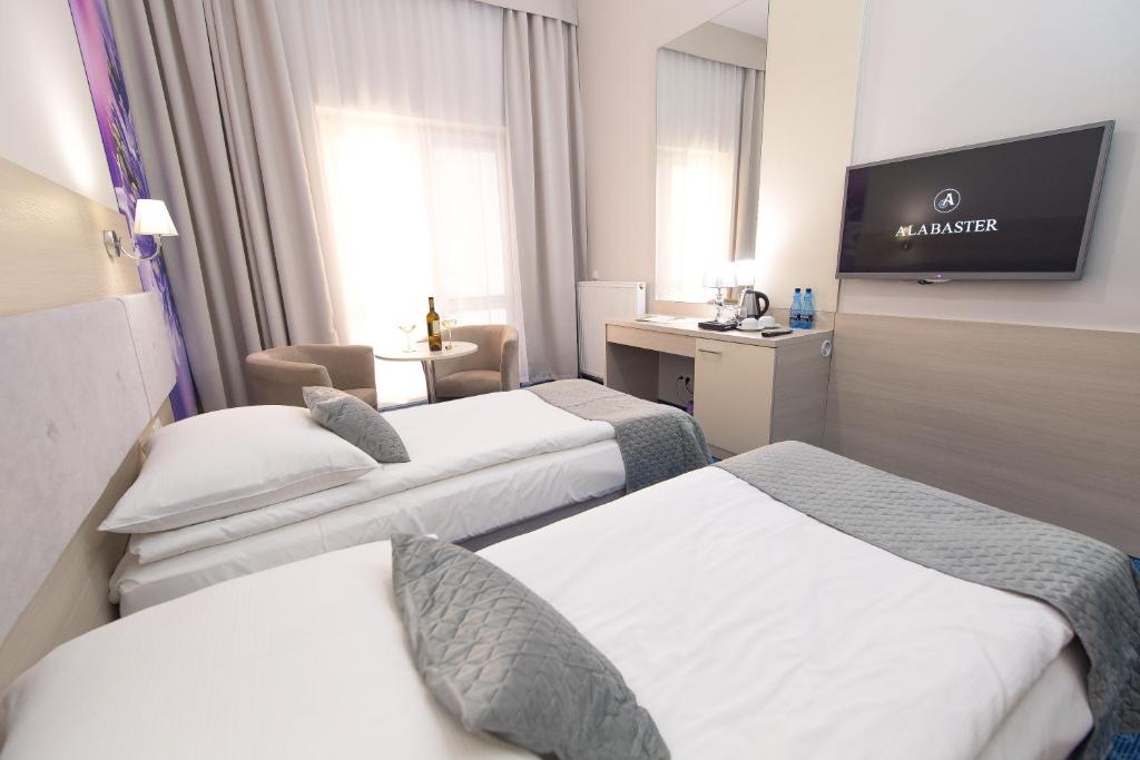 Postel nebo postele na pokoji v ubytování Alabaster Rezydencja