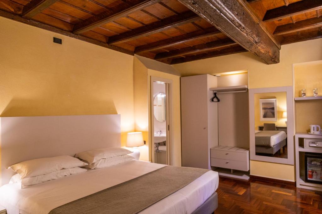 Postel nebo postele na pokoji v ubytování Hotel Boutique Antiche Mura
