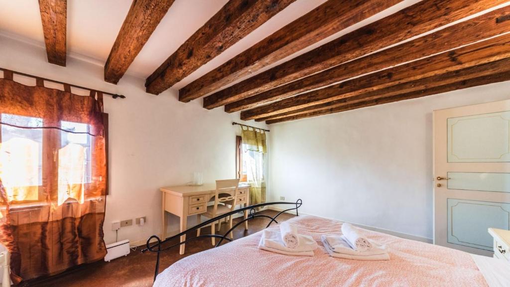 a bedroom with a bed and a window at Residenza Al Mercato Grand Canal in Venice