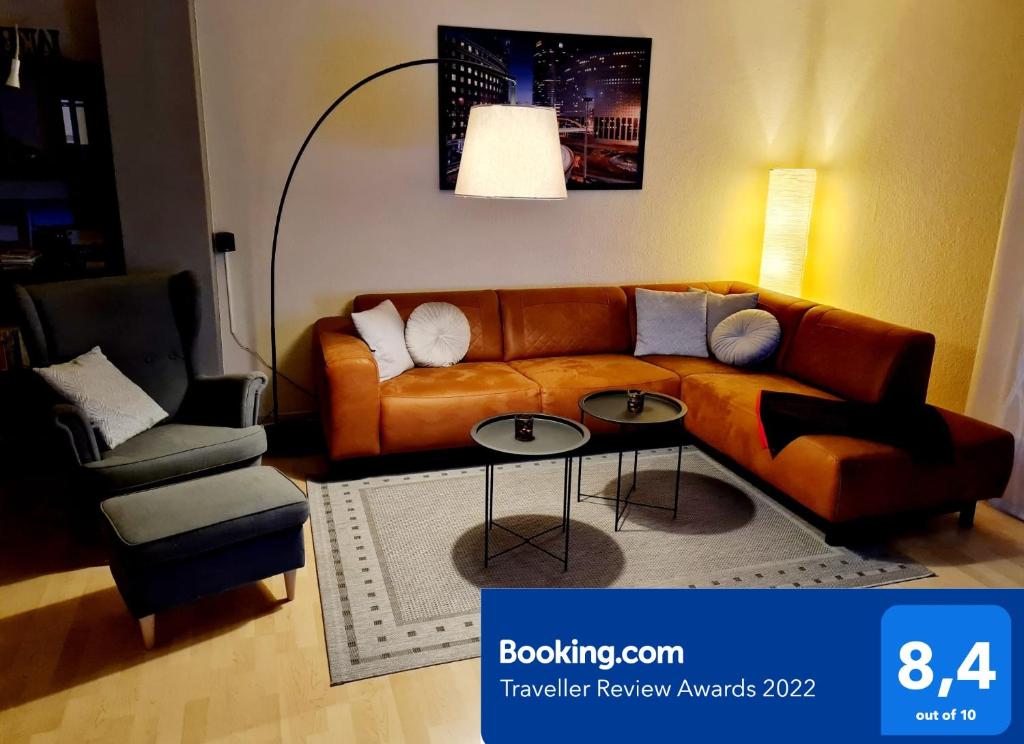 un salon avec un canapé et une chaise dans l'établissement Moderne Ferienwohnung im Herzen von Schleswig, à Schleswig