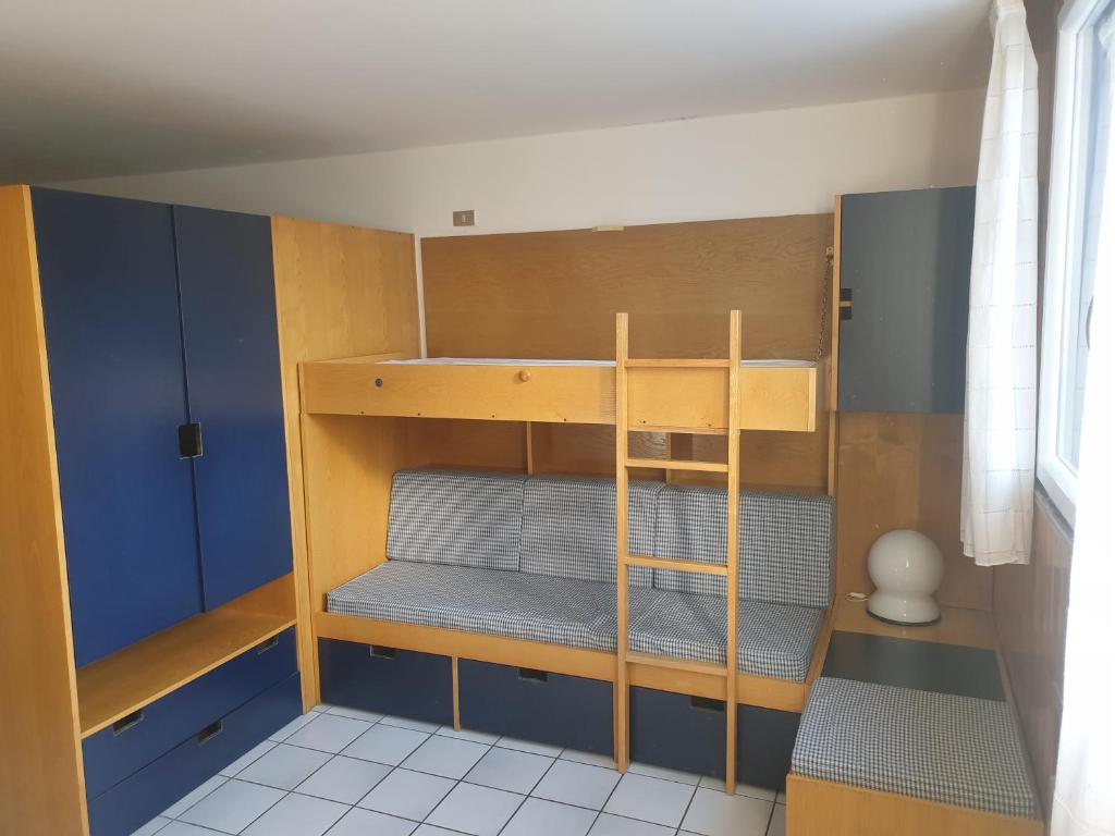 Palanda nebo palandy na pokoji v ubytování Appartamenti CIMA LASTE