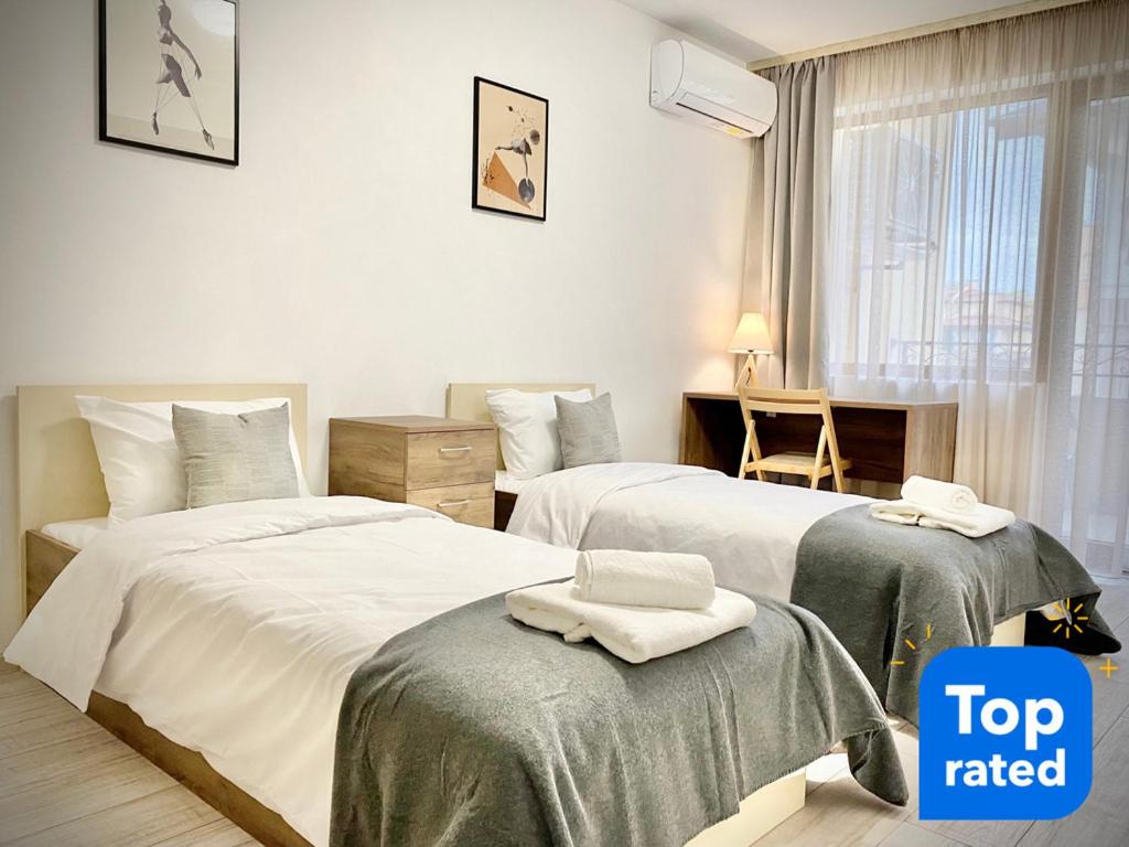 Habitación de hotel con 2 camas de primera categoría en Top Location Apartment with 2Bath for 6 Guests, en Stara Zagora