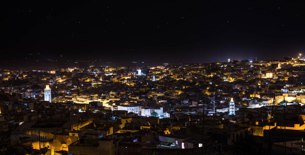 Nespecifikovaný výhled na destinaci Fès nebo výhled na město při pohledu z riadu