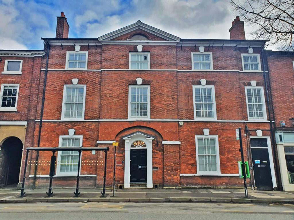 un gran edificio de ladrillo rojo con puerta en No.31 Castle Gate, en Newark-on-Trent