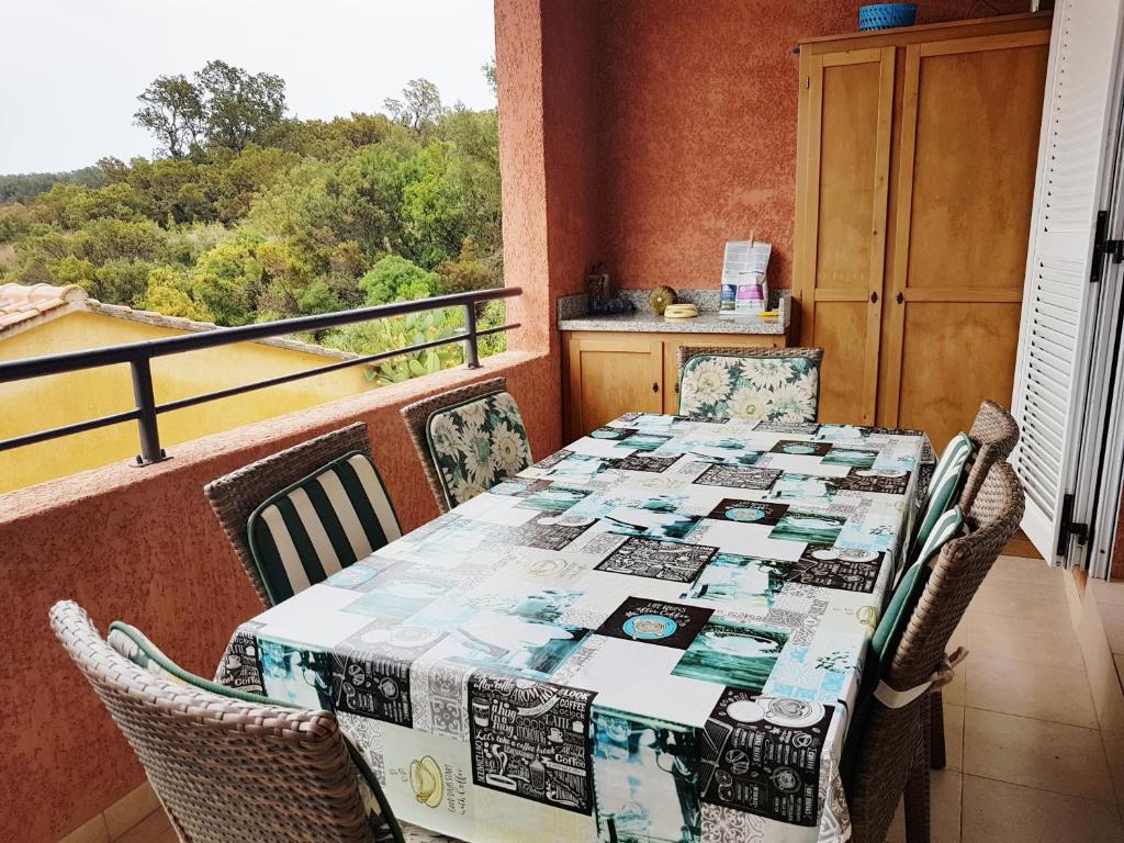 une table et des chaises sur un balcon avec vue dans l'établissement FAVONA, à Conca