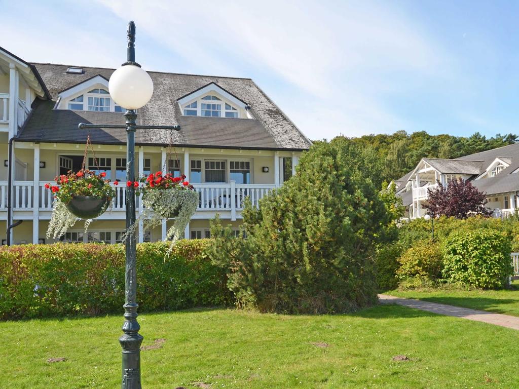 ein Straßenlicht vor einem großen Haus in der Unterkunft Dünenpark Binz - WG 73 "Strandläufer" mit Terrasse in Binz