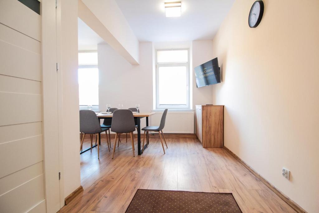 Televízia a/alebo spoločenská miestnosť v ubytovaní Apartament City Center Standard 6