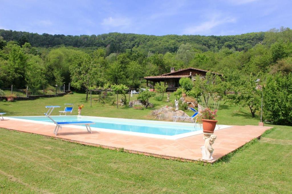 ein Bild eines Schwimmbads im Hof in der Unterkunft Podere Mezzavia by VacaVilla in Piancastagnaio