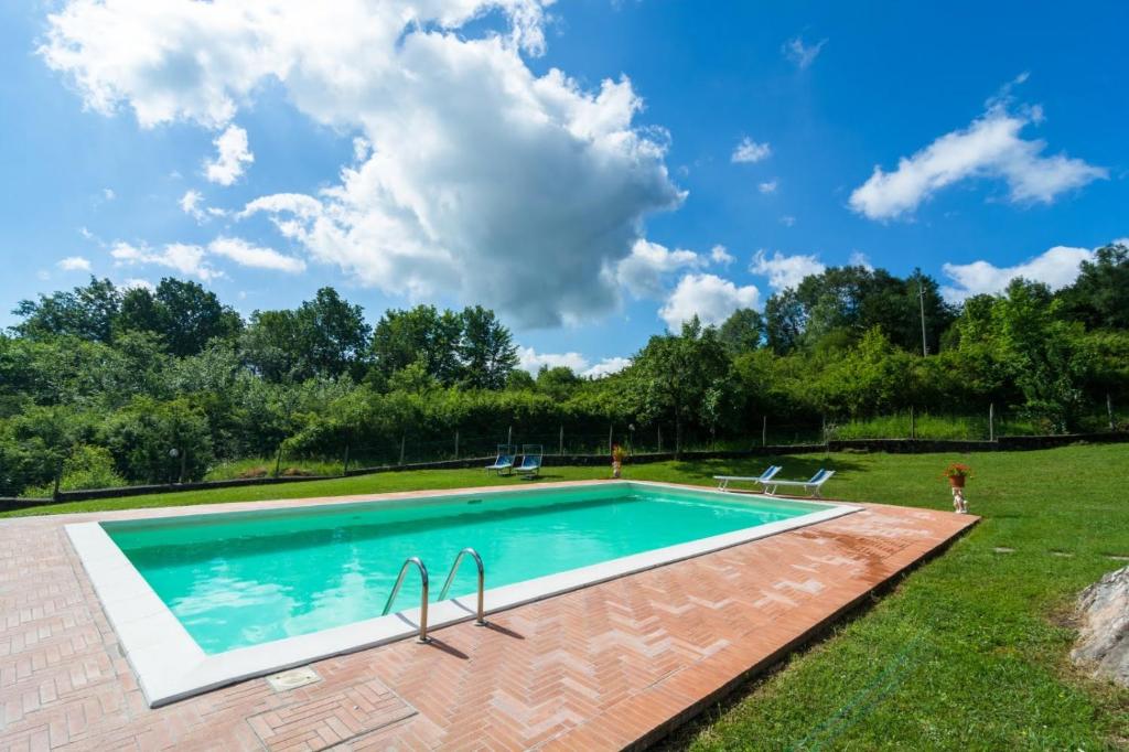 Bazén v ubytovaní Podere Mezzavia by VacaVilla alebo v jeho blízkosti