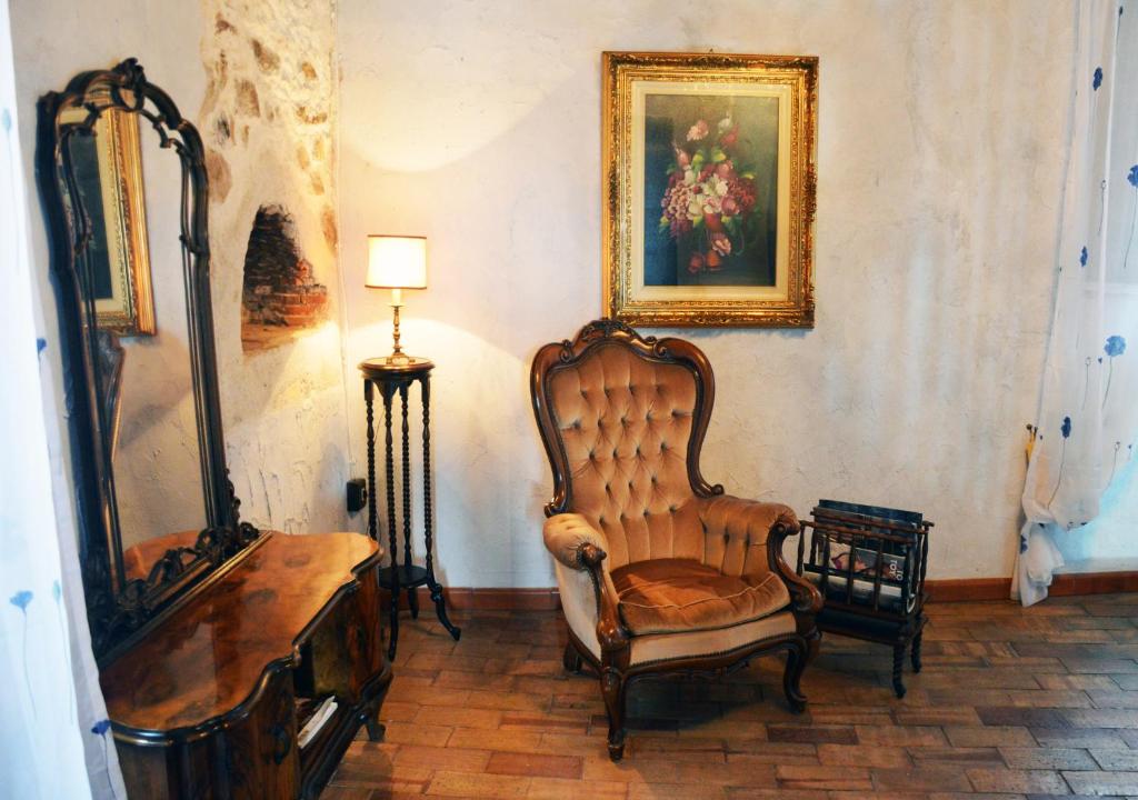 a room with a chair and a mirror and a lamp at L'Antico Sogno Guest House in Tramutola