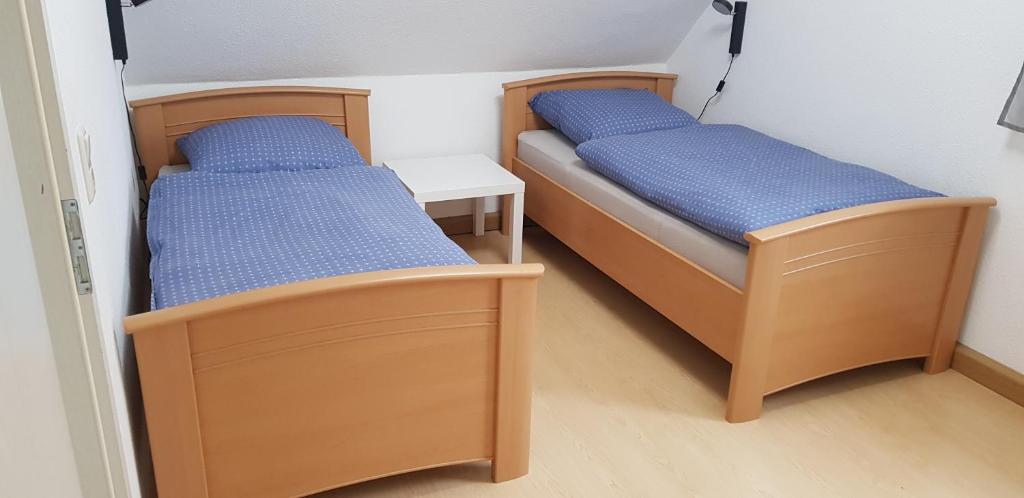 two twin beds in a small room with at Ferienwohnung klein Treben 2.0 in Fockendorf