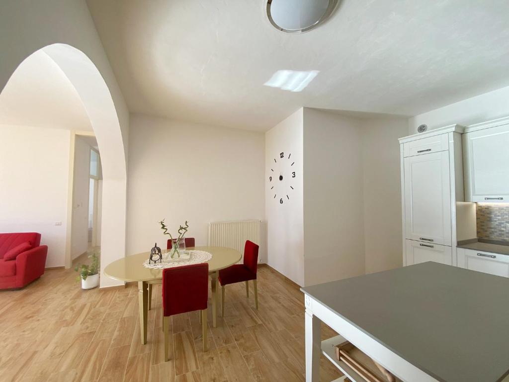 Posezení v ubytování Big Apartment With Lake View and Two Bedrooms