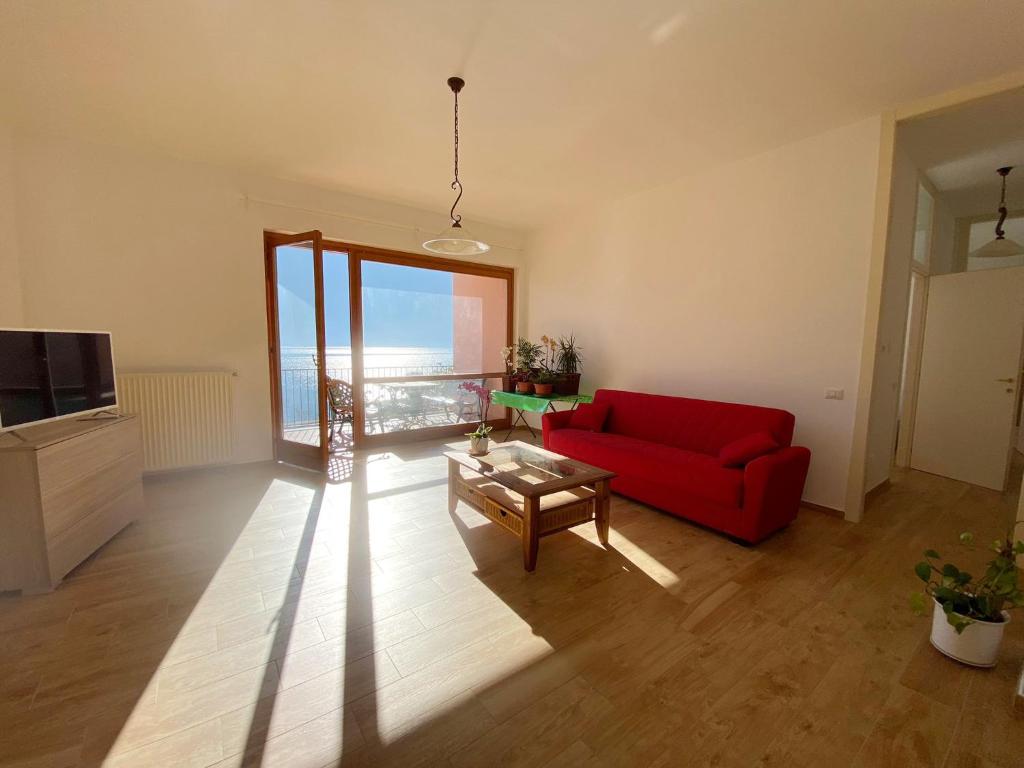 TV a/nebo společenská místnost v ubytování Big Apartment With Lake View and Two Bedrooms