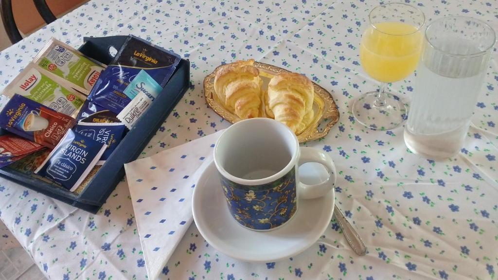 una mesa con una taza de café y un plato de comida en Fánsil en San Juan