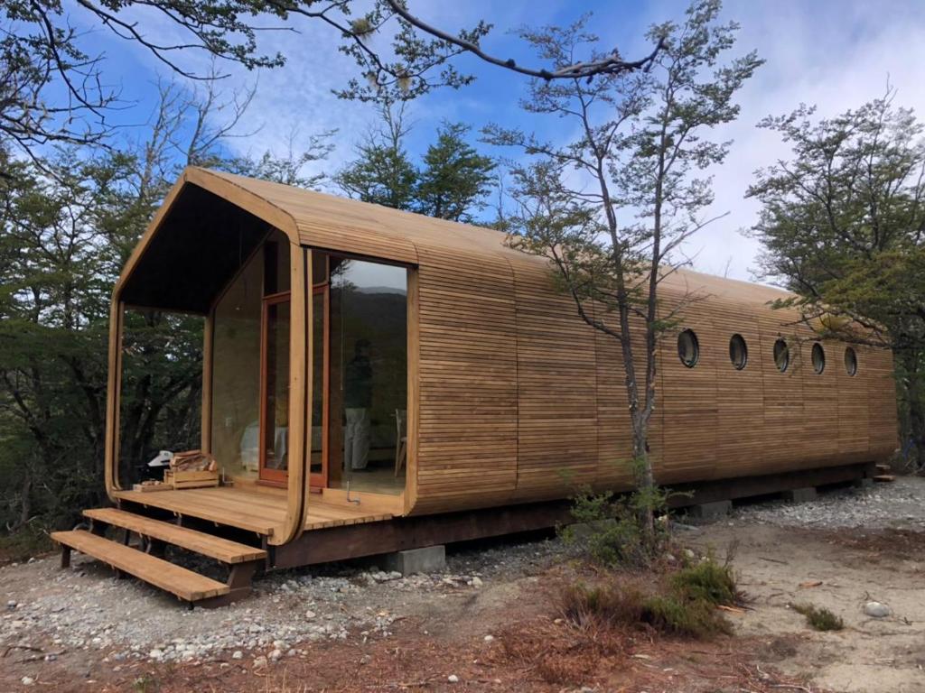 una casita de madera en el bosque en Refugio Valle Leones, en Puerto Tranquilo