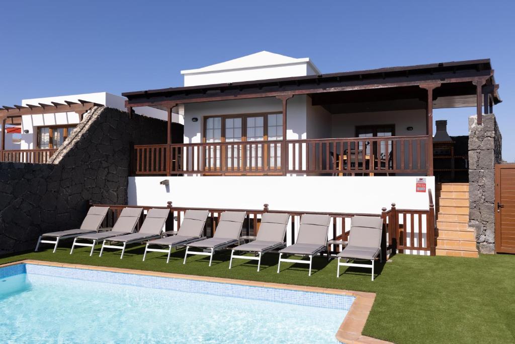 willa z basenem i domem w obiekcie Villa Penguina Play Blanca Lanzarote w mieście Playa Blanca