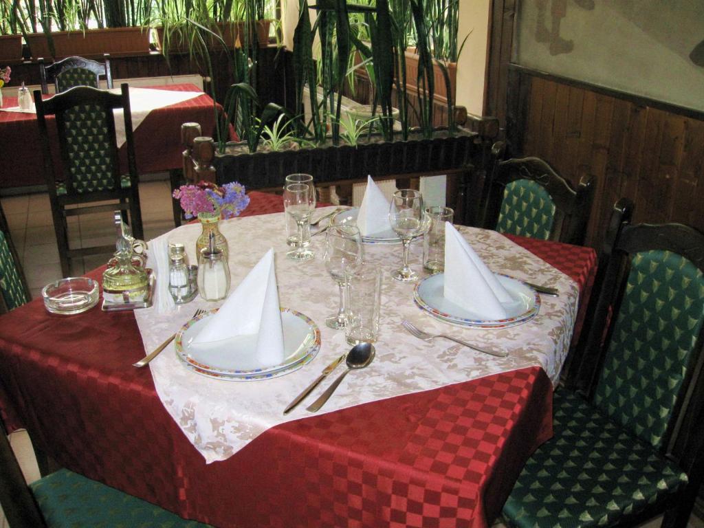 Restoran või mõni muu söögikoht majutusasutuses Amfora Rooms Caribrod