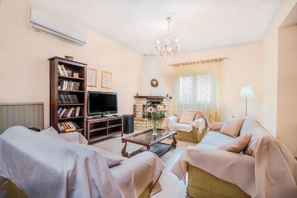 Televízia a/alebo spoločenská miestnosť v ubytovaní Chara's House