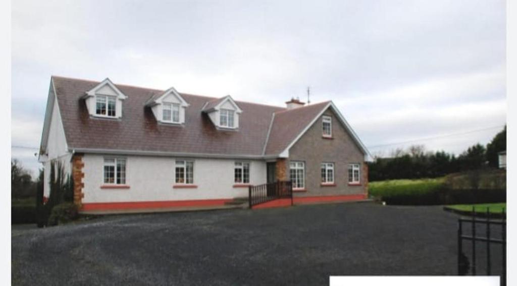 Spacious 6-Bed House 10 minutes from Knock Airport - Holiday Home