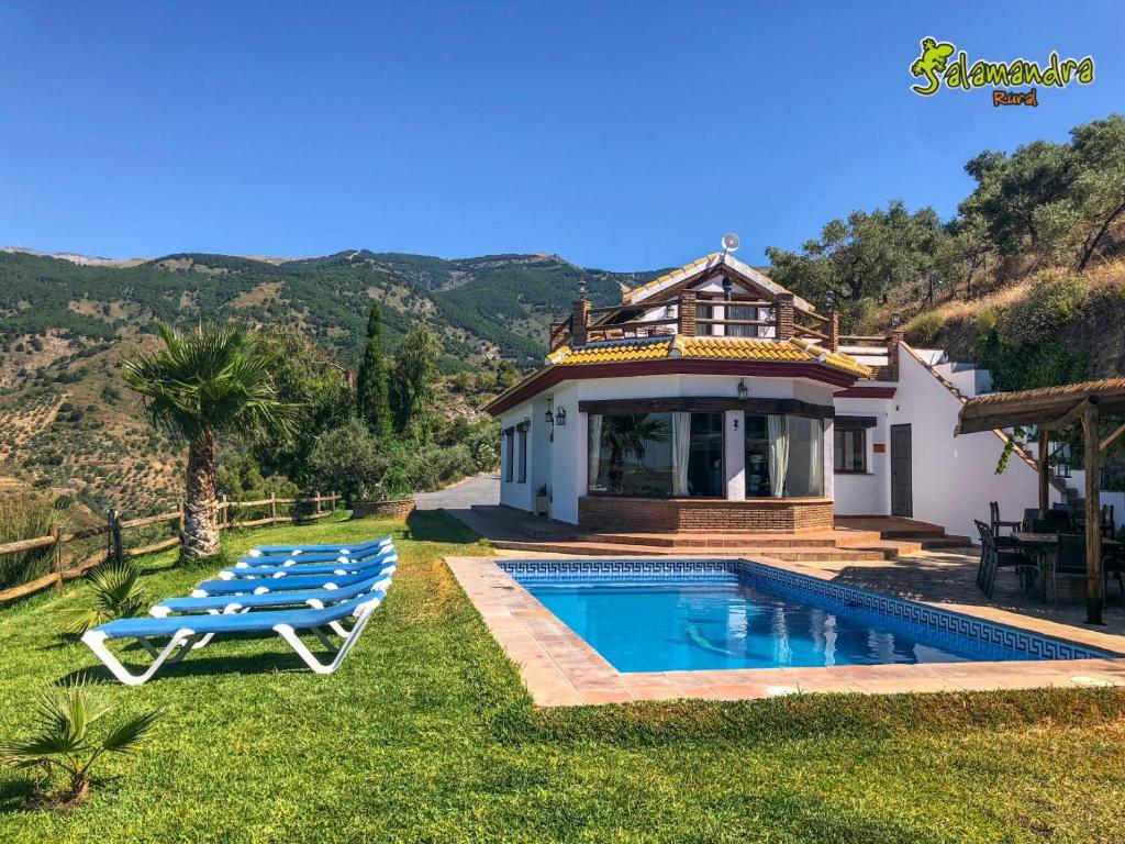 een villa met een zwembad en een huis bij El Quinto Pino in Canillas de Albaida
