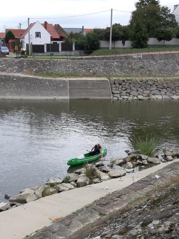 Výhled na řeku, která protéká v blízkosti apartmánu