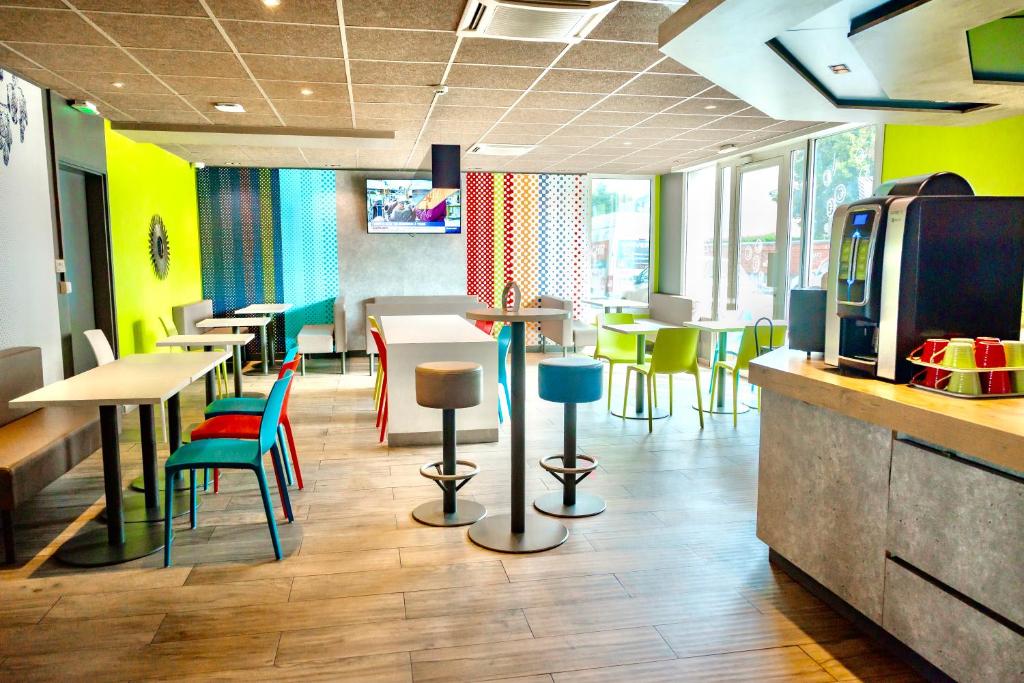 TV a/nebo společenská místnost v ubytování ibis Budget Colmar Centre Gare