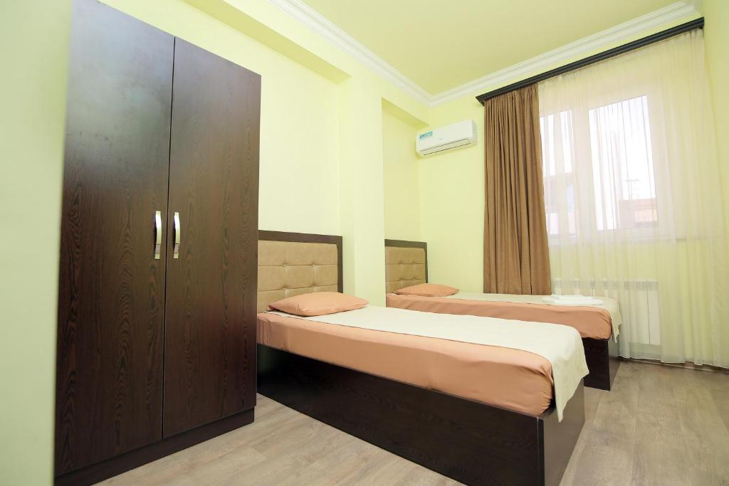 Postel nebo postele na pokoji v ubytování MBM Hotel Yerevan