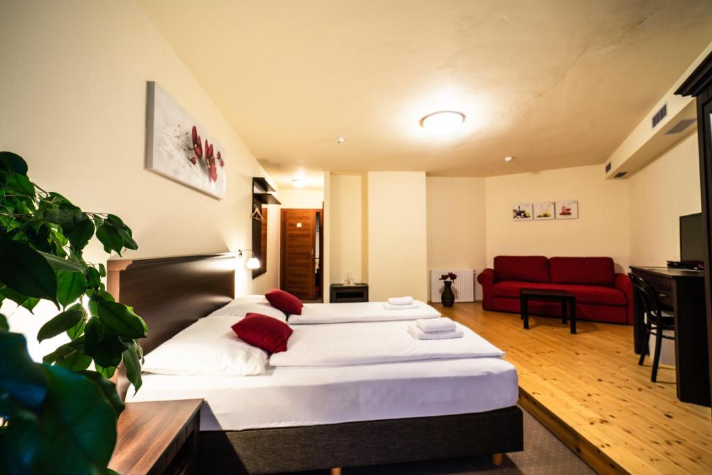 Postel nebo postele na pokoji v ubytování Hotel Koruna Prachatice