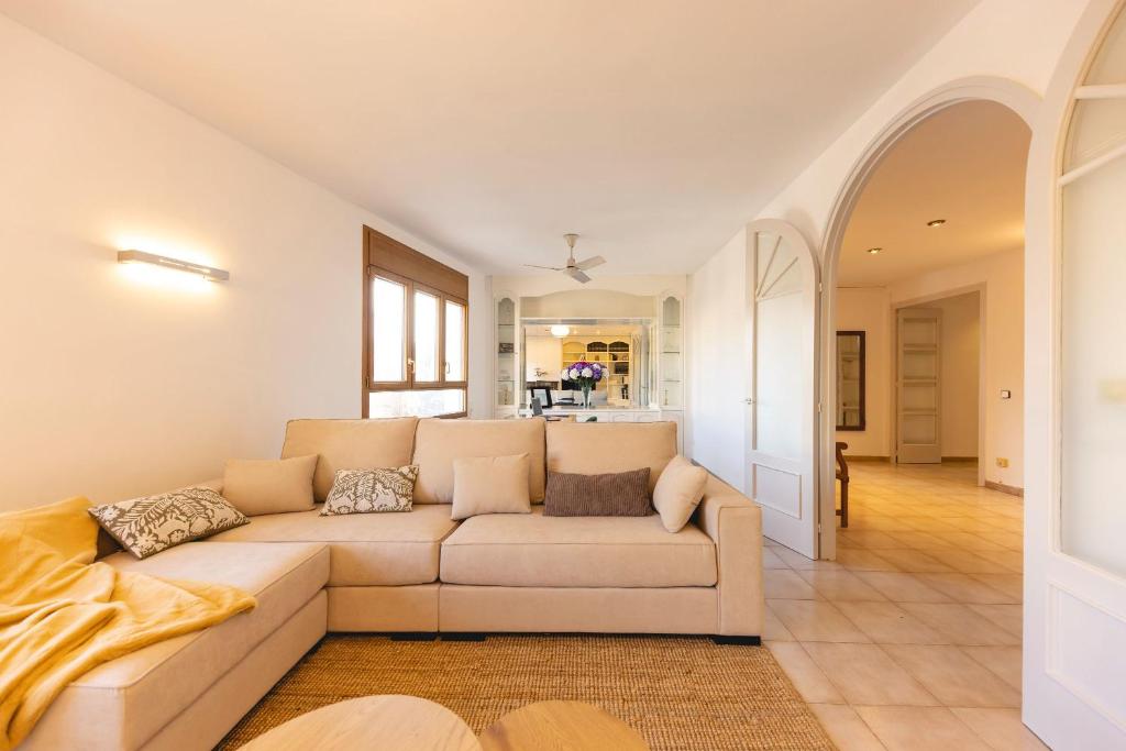 sala de estar con sofá y cocina en Bravissimo El Lleó, bright 4-bedroom apartment, en Girona