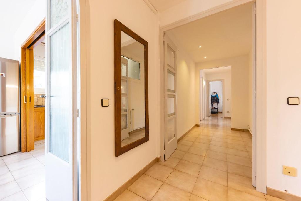 Fotografie z fotogalerie ubytování Bravissimo El Lleó, bright 4-bedroom apartment v destinaci Girona