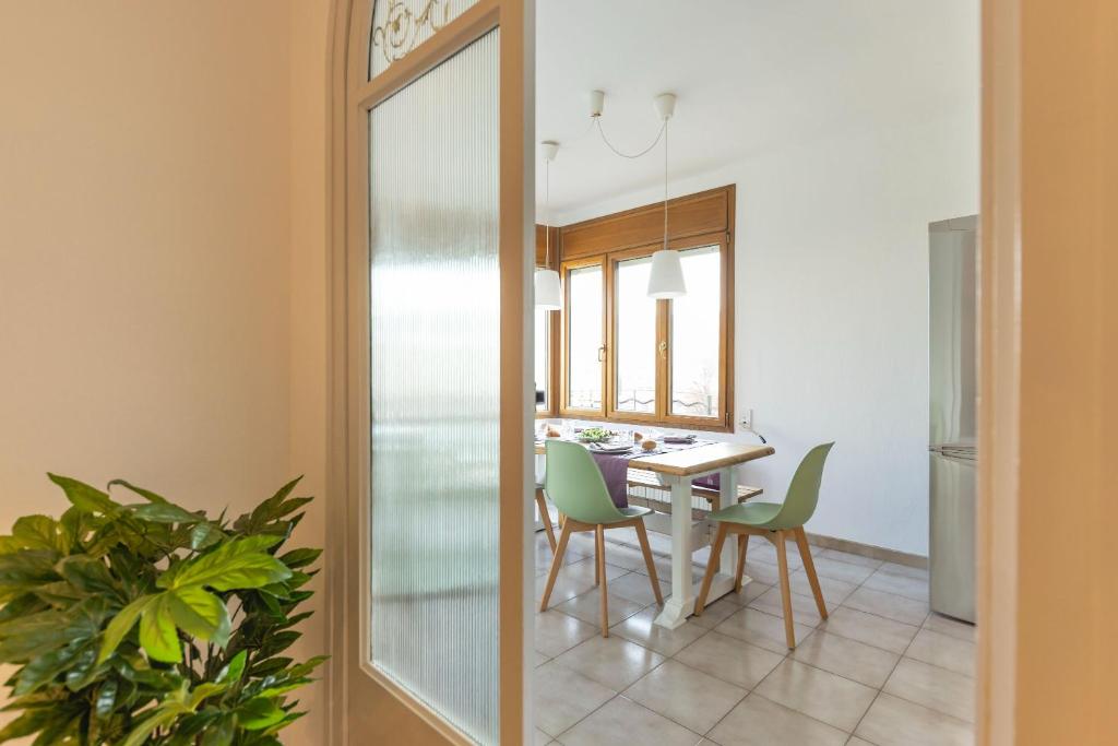 Fotografie z fotogalerie ubytování Bravissimo El Lleó, bright 4-bedroom apartment v destinaci Girona