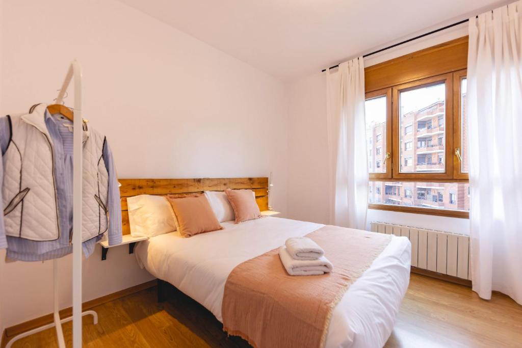 Postel nebo postele na pokoji v ubytování Bravissimo El Lleó, bright 4-bedroom apartment