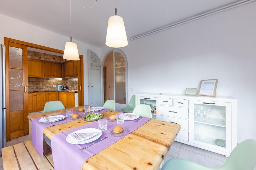 Kuchyň nebo kuchyňský kout v ubytování Bravissimo El Lleó, bright 4-bedroom apartment