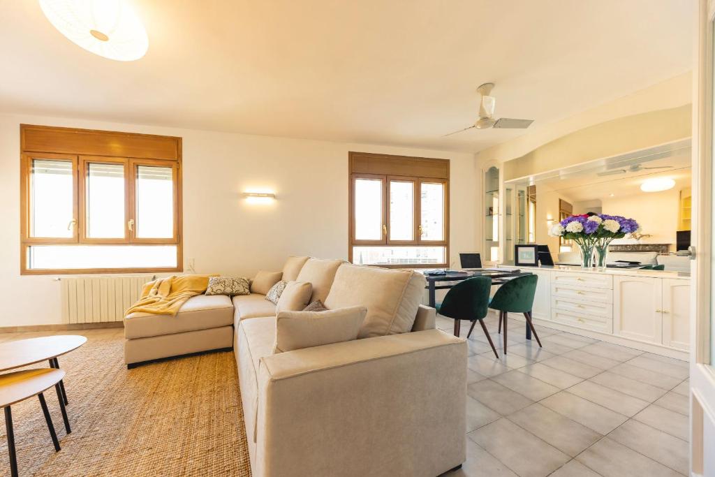 Kuchyň nebo kuchyňský kout v ubytování Bravissimo El Lleó, bright 4-bedroom apartment