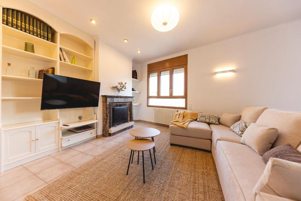TV a/nebo společenská místnost v ubytování Bravissimo El Lleó, bright 4-bedroom apartment