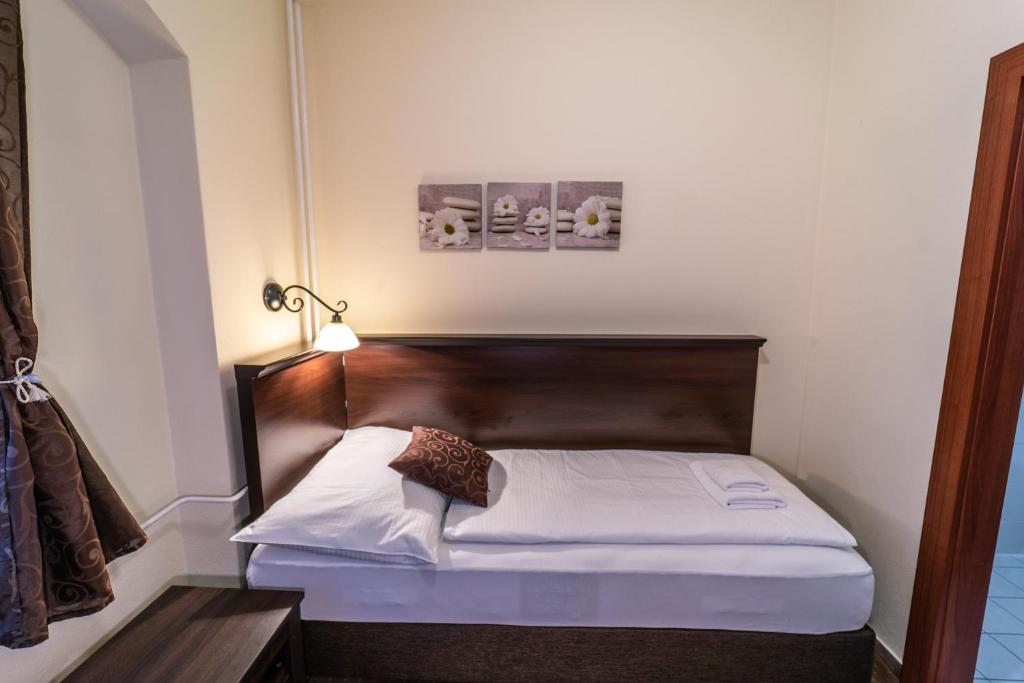 Postel nebo postele na pokoji v ubytování Hotel Koruna Prachatice