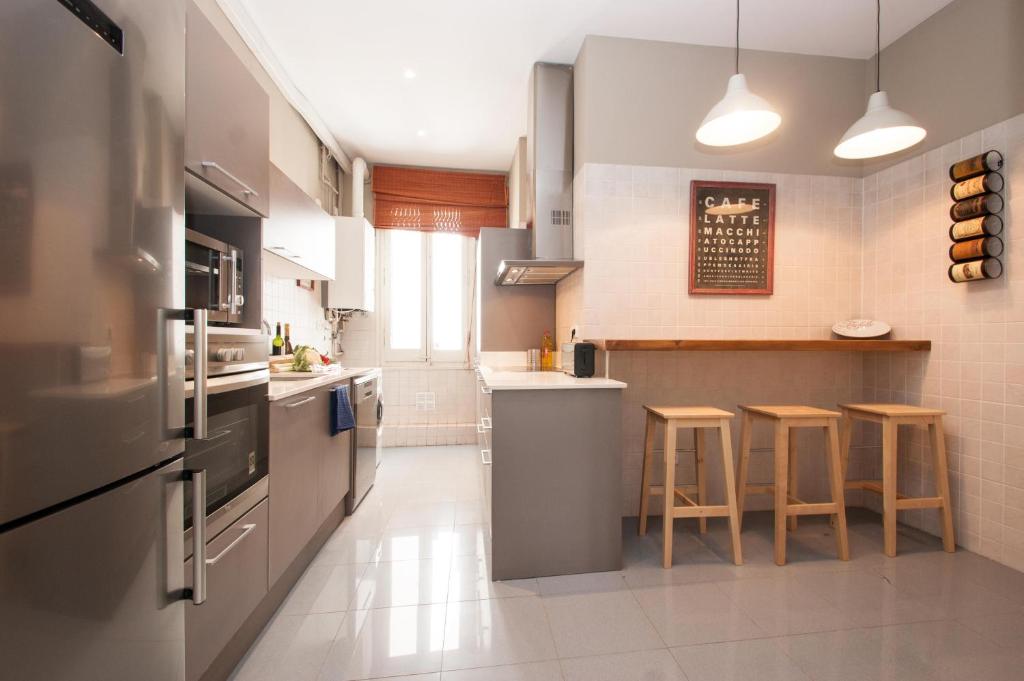 Kuchyň nebo kuchyňský kout v ubytování BCN Apartments 41