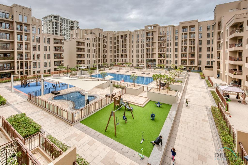 Bazén v ubytování Exquisite 2BR at Zahra Breeze Dubailand by Deluxe Holiday Homes nebo v jeho okolí