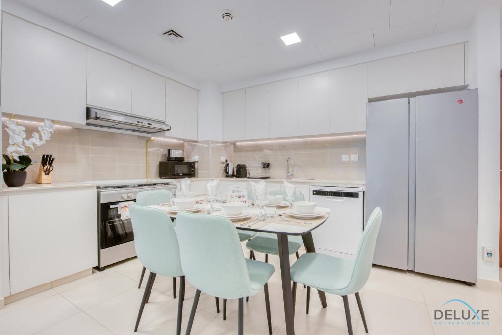Kuchyň nebo kuchyňský kout v ubytování Exquisite 2BR at Zahra Breeze Dubailand by Deluxe Holiday Homes