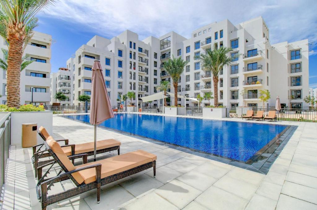 Bazén v ubytování Exquisite 2BR at Zahra Breeze Dubailand by Deluxe Holiday Homes nebo v jeho okolí