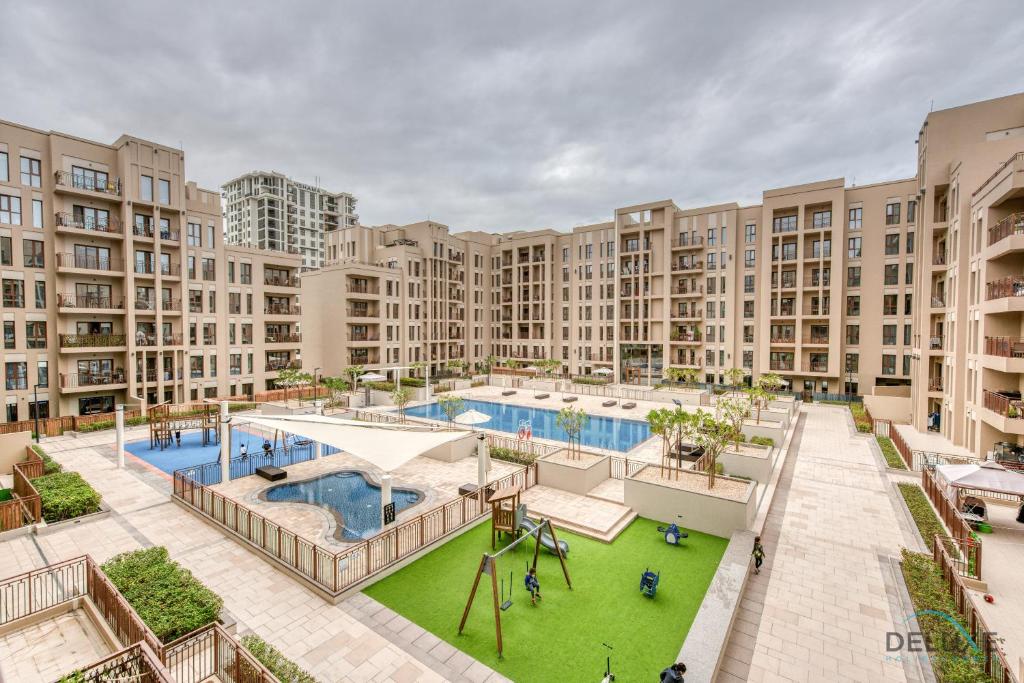 Bazén v ubytování Exquisite 2BR at Zahra Breeze Dubailand by Deluxe Holiday Homes nebo v jeho okolí