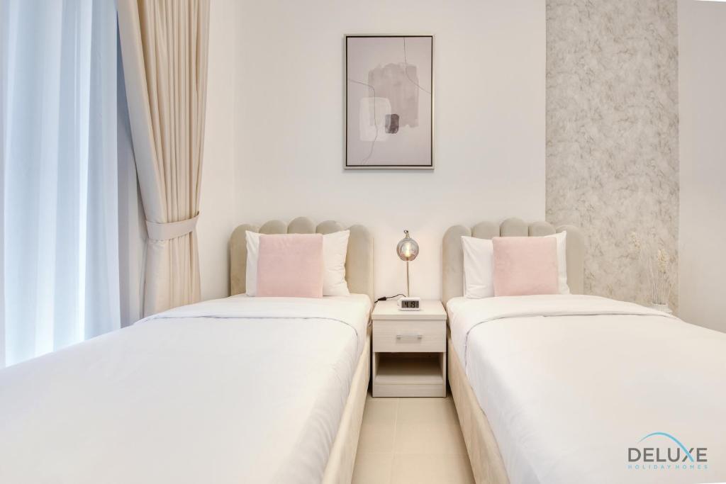 Postel nebo postele na pokoji v ubytování Exquisite 2BR at Zahra Breeze Dubailand by Deluxe Holiday Homes