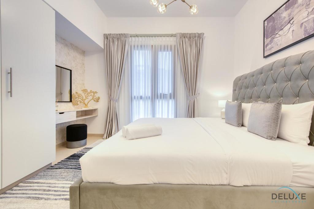 Postel nebo postele na pokoji v ubytování Exquisite 2BR at Zahra Breeze Dubailand by Deluxe Holiday Homes